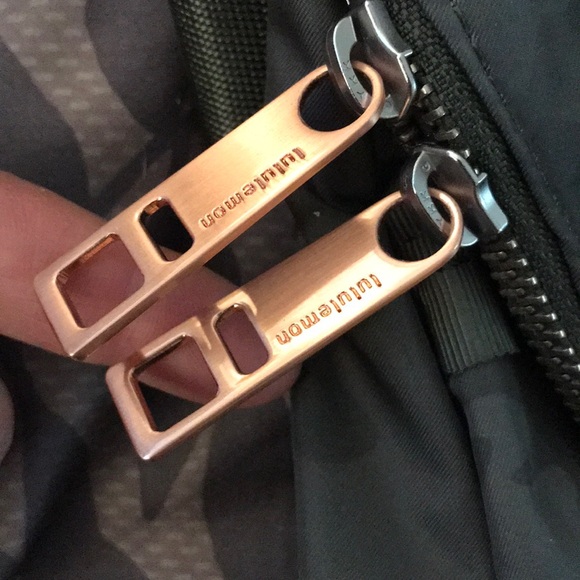 SOLD Lululemon RARE Camo Festival Bag! NWT - Picture 5 of 5